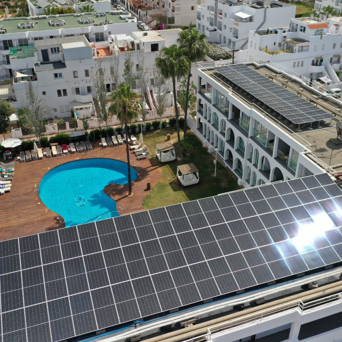 instalación solar con paneles en tejado de hotel ebano